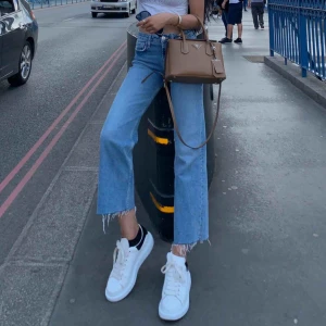  - Croppad jeans från Zara. Passar xs-s