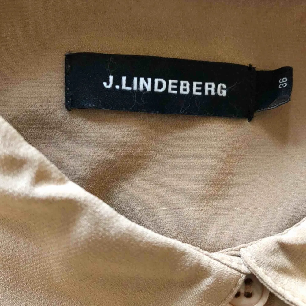 Silkesskjorta från J.Lindeberg. Superfint material och skick! . Skjortor.