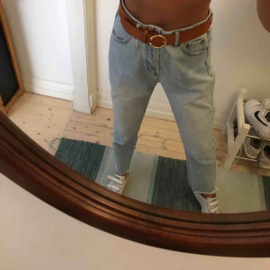  - Mom-jeans från Pull&Bear i ljus denim. I fint skick, använda fåtal gånger. 