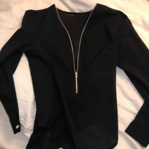  - Min absoluta favorit blus med dragkedja framtill. Denna blus är köpt i en butik i Oslo vet därför tyvärr inte märket då jag klippt bort lappen i nacken. Går att styla på massa olika sätt. Trendig och snygg men behöver plats i garderoben. Köpt för 499. 
