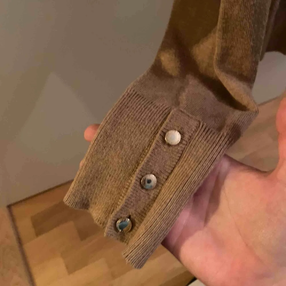 Skön brun ish beige tröja från lindex med knappar i armen. Toppar.