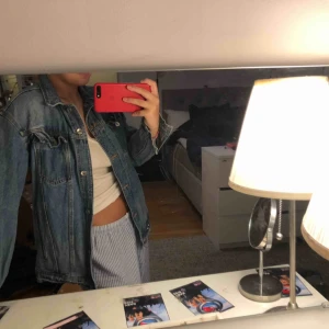  - Zara jeansjacka med coola detaljer storlek s