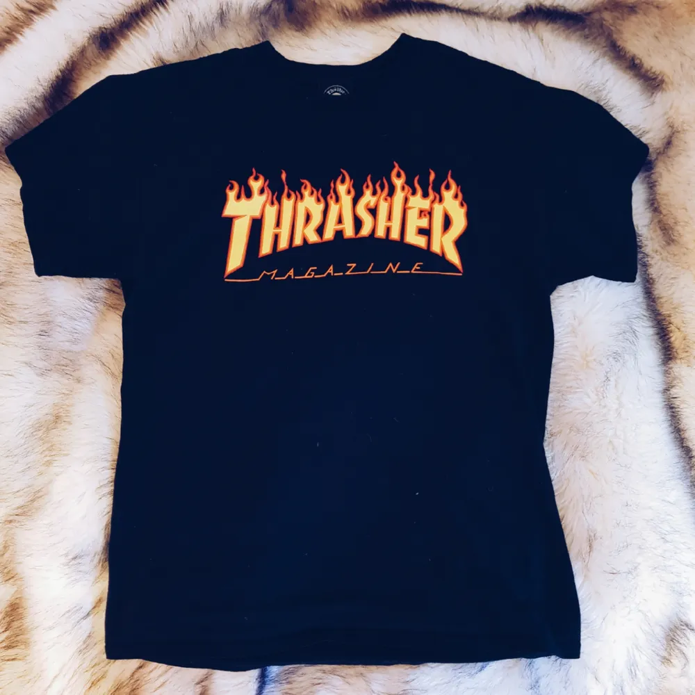 🔥 INTRESSEKOLL på en äkta svart thrasher t-shirt i storlek medium - Startpris är 150kr exklusive frakt, buda gärna 🔥. T-shirts.