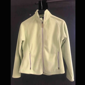  - Limegrön Fleecejacka i storlek 36! Jackan är något starkare i färgen än vad man ser på bilderna. Använd men fortfarande i fint skick. Kan hämtas eller skickas via posten.