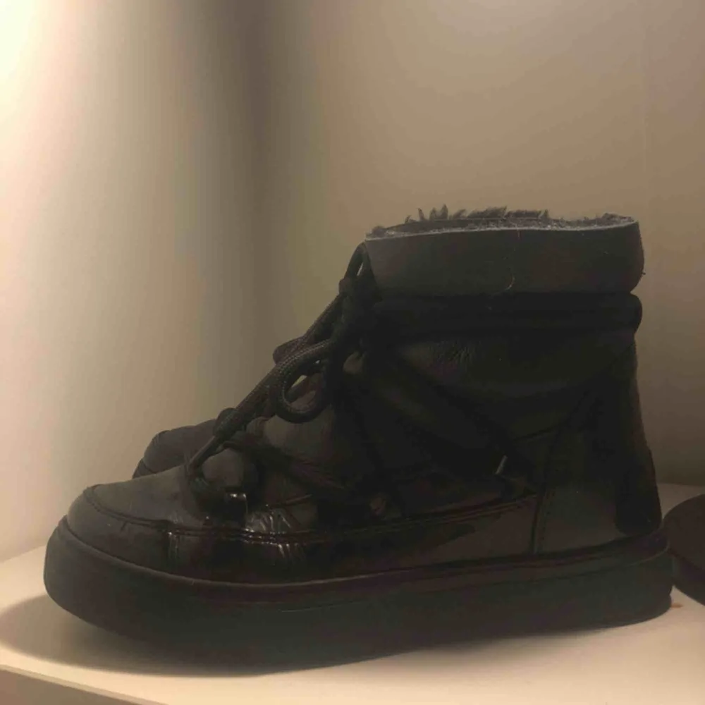 Säljer mina inuikii sneaker gloss svarta, bra skick använda några gånger. Använda ett fåtal gånger pga fel storlek. Storlek 38.. Skor.