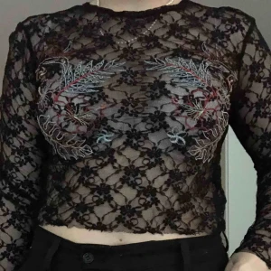  - Spetströja från Zara med broderat motiv över bröstet. Köpare står för frakt 💓