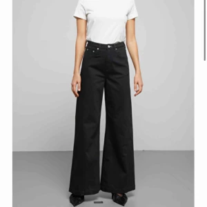  - Säljer ett par jeans från weekday, köpte dem för ungefär 6 månader sen och jeansen har inte kommit till någon större användning✨st 28/30, nypris 500:-
