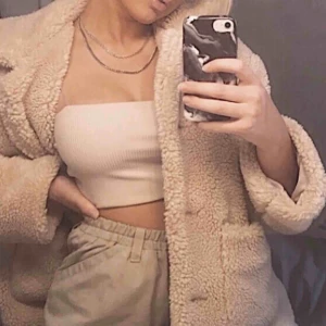  - Denna teddyjacka vet ej vilket märke den är ifrån eftersom att jag köpte den av min kompis. Frakt tillkommer:)