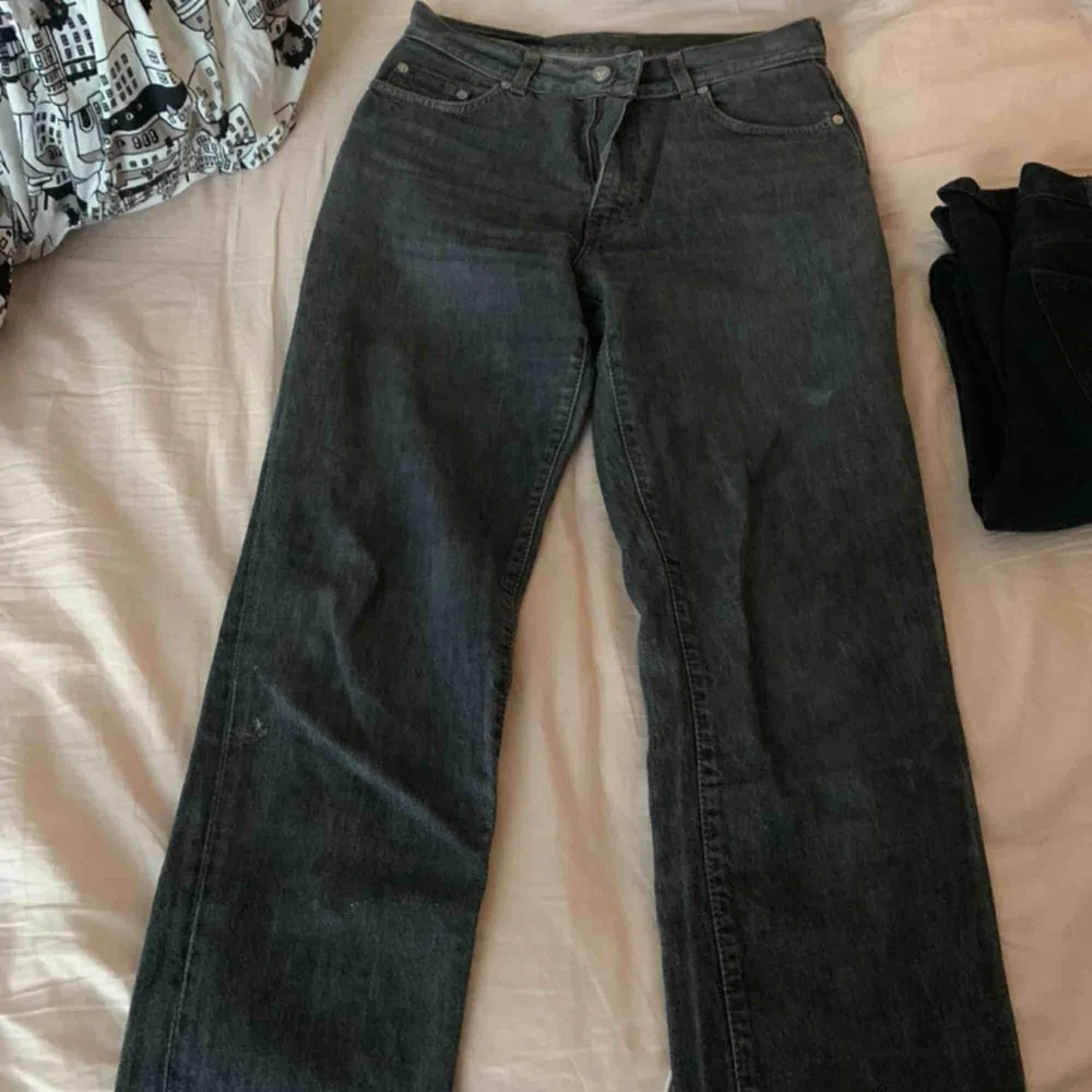 Säljer mina skitsnygga ck jeans! Köpa i usa för några år sedan så de är lite använda men jättefint skick! . Jeans & Byxor.