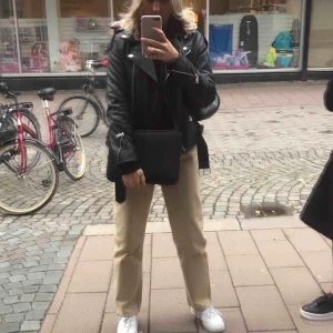  - As snygga jeans!Jag är 176 och dem sitter ända ner till fötterna på mig.🌟💖