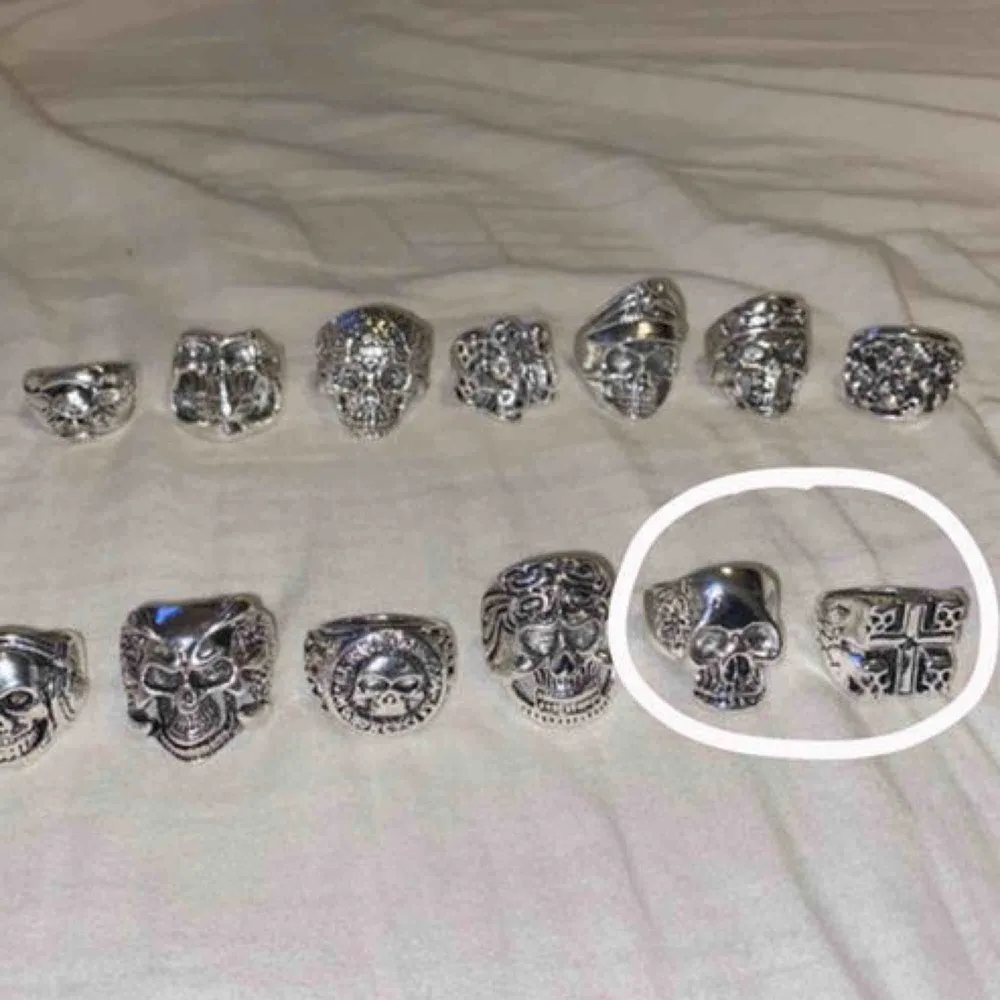 Dom fyra på de två sista bilderna är sålda! Säljer massa olika ringar i silverfärgad metall. 1 för 150kr 2 för 250kr 3 för 350kr Alla är helt nya, så de är alla i fint skick. Om det är något du funderar över så är det bara att fråga.. Accessoarer.