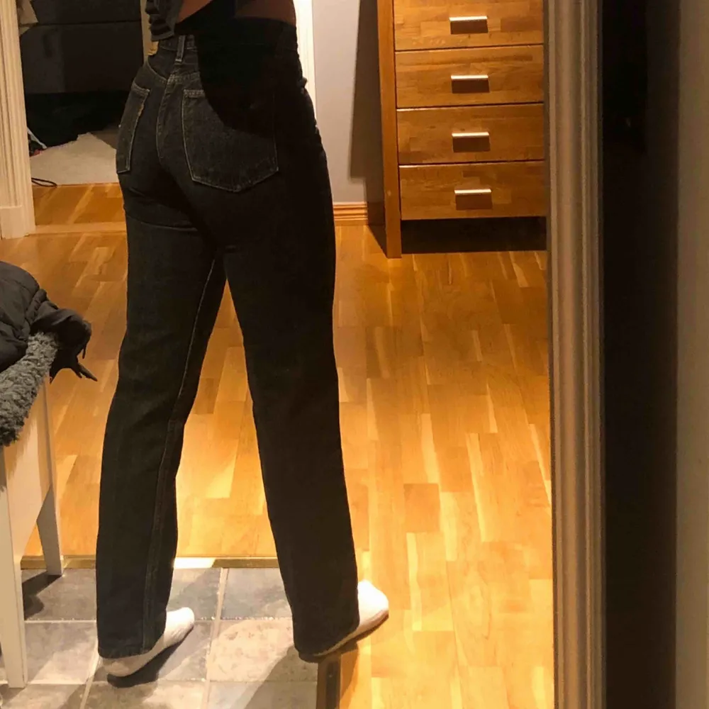 Vintage Levi’s jeans köpta på Humana i Sthlm och är därmed mycket använda= lågt pris.  Hittar inte storleken men skulle säga är en 24/25 beroende på vilken fit man vill ha. Passar precis bra i längd på mig som är 162cm. . Jeans & Byxor.