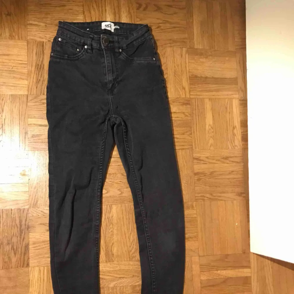 Svart gråa jeans ifrån lager 157. Köpte de för ett tag sen därav det billiga priset. Frakt tillkommer✨. Jeans & Byxor.