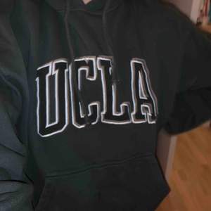 Mörkgrön hoodie från pull & bear med ucla (University of California Los Angeles) som tryck, bra skick nyligen köpt