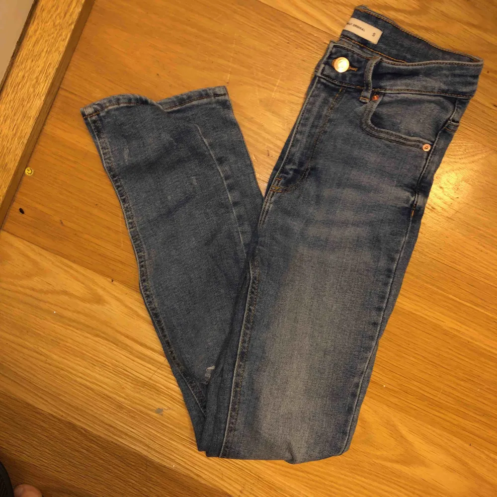 Jag säljer nu dessa snygga lite distressed jeansen från Gina då dom var för korta för mig. Dom är ändats använda ca två gånger så dom är i mycket bra skick. Jeans & Byxor.