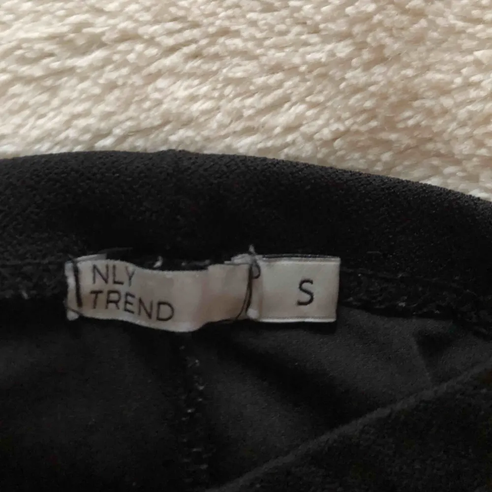 Svarta snygga byxor med slits ifrån nelly! De sitter bra och är stretchiga i materialet! Frakt tillkommer🦋. Jeans & Byxor.