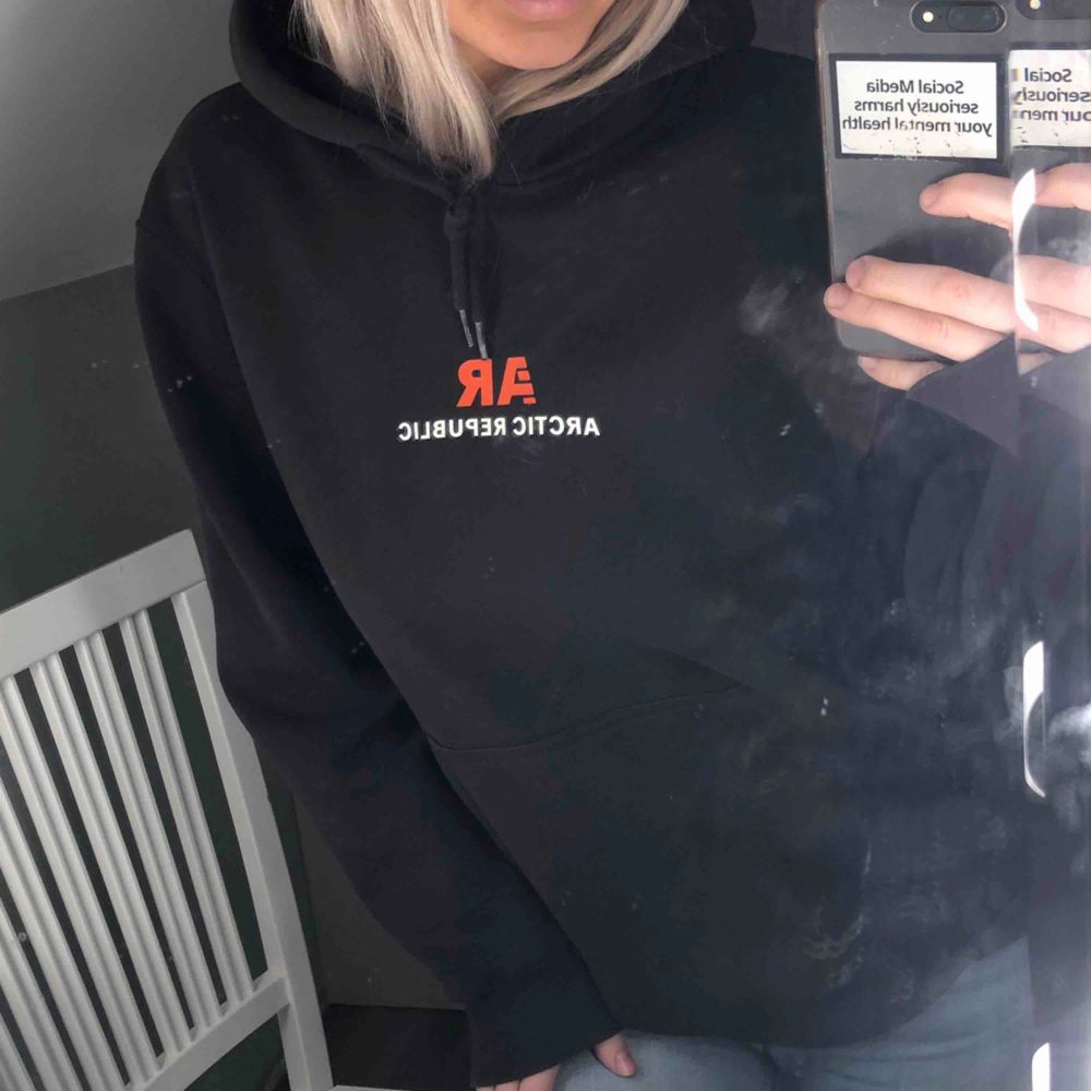 Ascool svart hoodie från H&M med tryck på både fram- och baksida👊🏽 Passar storlek S-M, frakt tillkommer☺️ (Många som ville köpa men högsta budet ligger på 200!)❤️. Huvtröjor & Träningströjor.