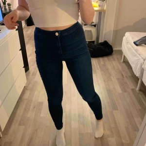  - Jätte sköna leggings/jeans från bikbok  Nypris runt 400 säljer för 50+ frakt eller bud