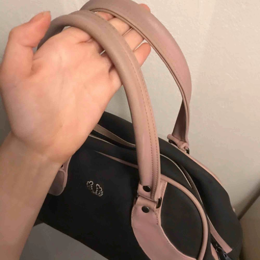 Supersöt väska från fred perry💕💕 fint skick! Handtaget är en aning mindre rosa än resten men annars är den felfri :). Väskor.