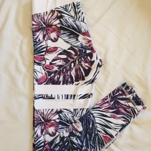  - Träningstights från Stronger. Använd en gång. Frakt tillkommer! 