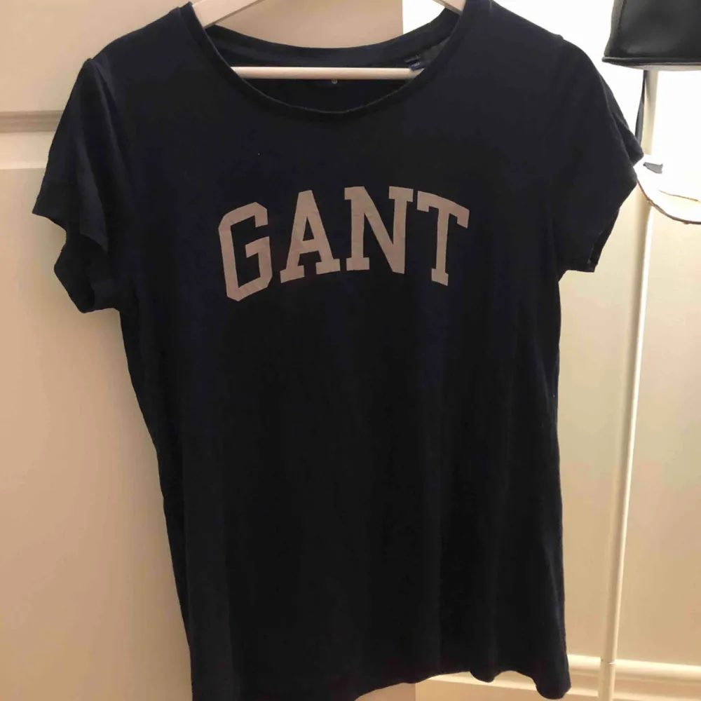 säljer mina knappt använda Gant tröjor köpta 2018 i USA! Nypris sweatshirt: 600kr, mitt pris: 250kr. Nypris T-shirt: 300kr, mitt pris: 150kr. Kund betalar frakt!. Tröjor & Koftor.