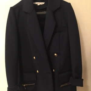  - Marinblå kavaj från other stories. I fint skick. 