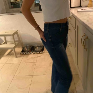  - Ett par mörkblå bootcut jeans från drdenim och är Högmidjade. Ordinarie pris var 500. Har inte använt dem mycket. Men jag tycker dem är väldigt bekväma och snugga☺️