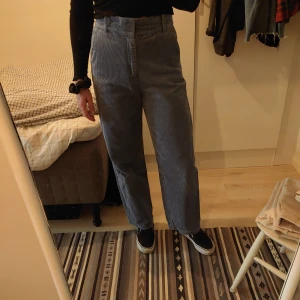  - Gråblå manchesterbyxor från Gina. Sitter lite löst på mig som vanligtvis har storlek 38. 