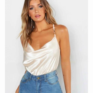  - SJUKT snygg body som tyvärr va för liten för mig 💔 endast provad helt ny med prislapp på. frakt tillkommer möts annars upp i Malmö. 