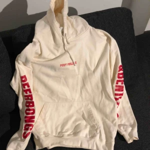  - Egendesignad Post Malone hoodie. Den enda tillverkade, så helt unik. Använd ett fåtal gånger, i bra skick. Kan skickas mot frakt