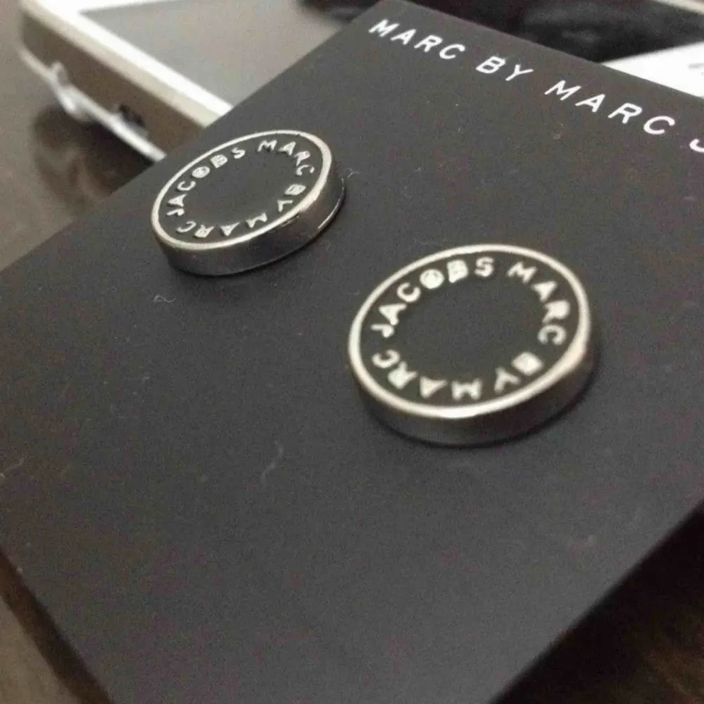 Intressekoll på dessa örhängerna från Marc Jacobs Skicka om ni är intresserade eller för att paxa . Accessoarer.