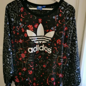  - Adidas tröja. Använd men fint skick. 200 kr inkl frakt Har Swisch 