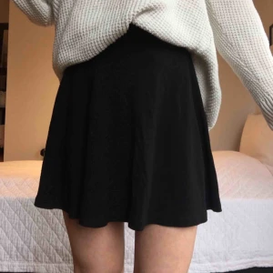  - Svart A-skuren, kjol med blixtlås bak. Kommer inte till användning för mig, men den sitter väldigt fint! Oanvänd. Frakten ingår!