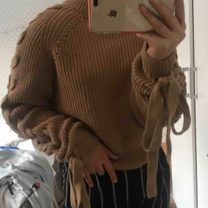  - En jättesnygg tröja med detaljer på armarna. En tjock stickad tröja från hm. Inte använts så mycket och är i bra skick. Skönt material inget som sticks. Frakt 60kr