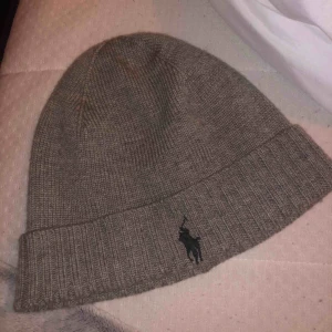  - Säljer min Ralph lauren mössa. Använd några gånger inte riktigt min stil. Mössan är som ny. Äkta såklart den är köpt från Zalando.