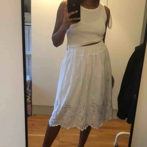  - Fin kjol köpt på spansk second hand. Framgår inte storlek men skulle säga S/M. Frakt kostar extra❣️