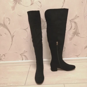  - Overknee skor i svart mockaimitation, går att vika ner till  knähöjd. Aldrig använd och kommer med sin kartong. Inköpt för 700 kr