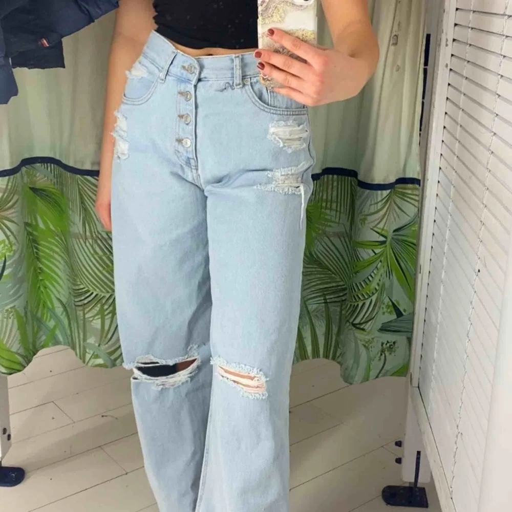 Mjuka ljusa Trendiga Wide legged jeans med hål i🥰 de är rätt så populära så jag säljer till den som budar högst❤️högsta bud - 400kr😋. Jeans & Byxor.