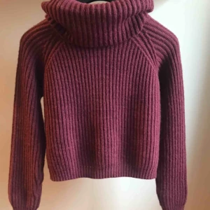  - Jättemysig och snygg stickad polo som aldrig har kommit till användning så den är som i nyskick. Frakt tillkommer 😊 Pris kan diskuteras!