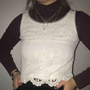  - En superfin topp att ha nu på vintern med en långärmad tröja eller som ett linne under sommaren💜🥳 Frakt: 80kr