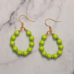  - Fina örhängen med gröna pärlor. Nickelfria. Obs! De är inte orangea som på bilden, Photoshop ändrar färgerna för mig 🙃 Fri frakt vid köp över 100:-.