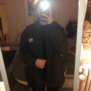  - Regnjacka från sweet sktbs. Köpt på killavdelningen. Den är knappt använd så den är i väldigt bra skick. Jag är 160 om ni vill jämföra längden. Finns att hämta i Linköping kan även fraktas men då står köparen för frakten. Betalning sker via swish. 