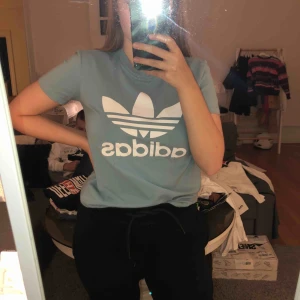  - T-shirt från adidas. Finns att hämta i Linköping men kan även frakta, då betalar köparen för frakten. Betalning sker via swish. 