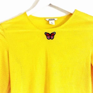  - Superfin gul topp från Monki.