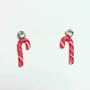  - Handgjorda charms i form av polkagrisar. Fungerar utmärkt att använda som örhängen, bff-halsband eller berlock. Obs: de guldiga örhängena i bilden ingår ej. Nickelfria. Jag bjuder på frakten🥰