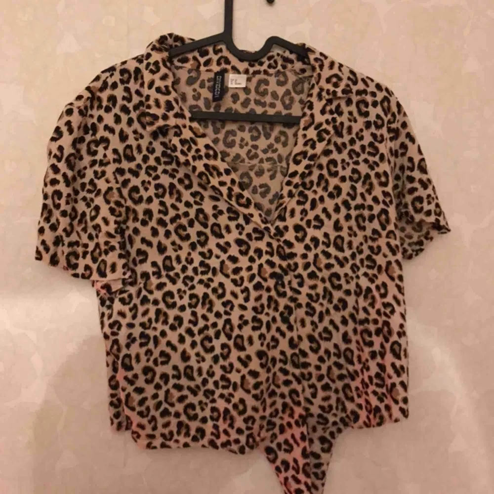 Säljer min snygga leopardmönstrade tröja ifrån H&M i storlek 38. Sluts med knappar och man kan knyta i änden utav tröjan. Använd 1 gång . T-shirts.