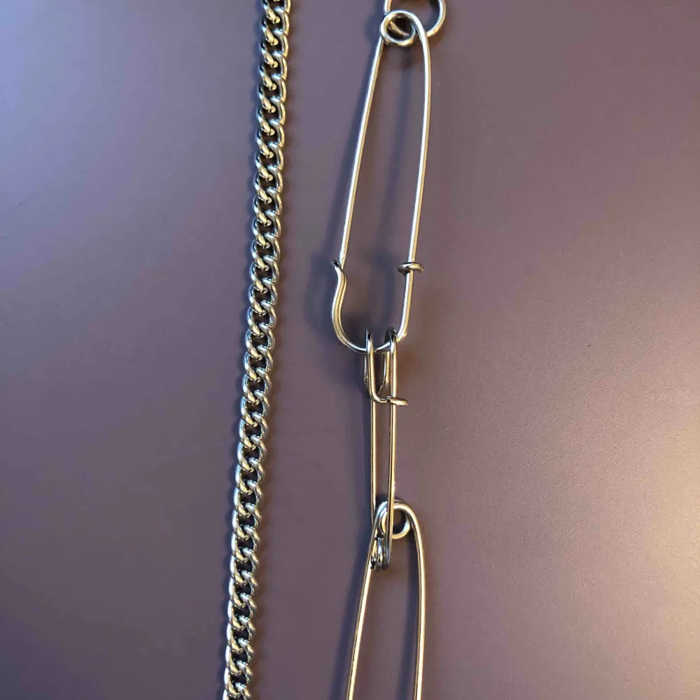 Ballt silvrigt halsband med säkerhetsnålar ⛓frakt tillkommer men möts även upp i centrala Sthlm. Accessoarer.
