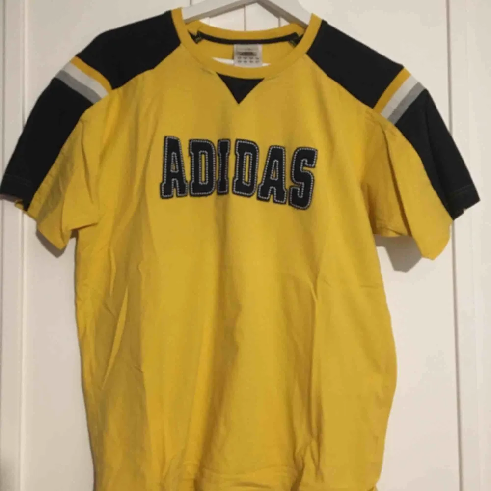 Adidas vintage tröja köpt på humana. Tröjan är en M men passar S-L beroende på vilken passform man vill ha.  . T-shirts.