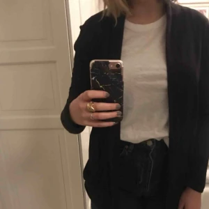  - Jätteskön svart kofta från Calvin Klein i bra skick. Säljer pga använder ej. Fraktar eller möts upp i Stockholm