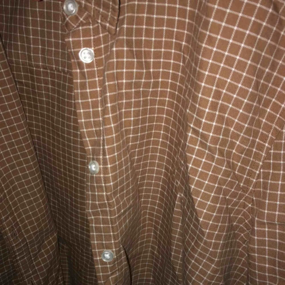 Nyköpt och oanvänd brun skjorta från Gina tricot. Perfekt att ha över en topp på våren🤩 . Skjortor.